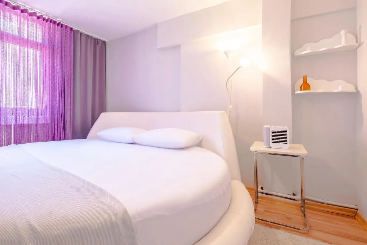 Colorful And Central Flat With Balcony In Kadikoy Istanbul Türkei