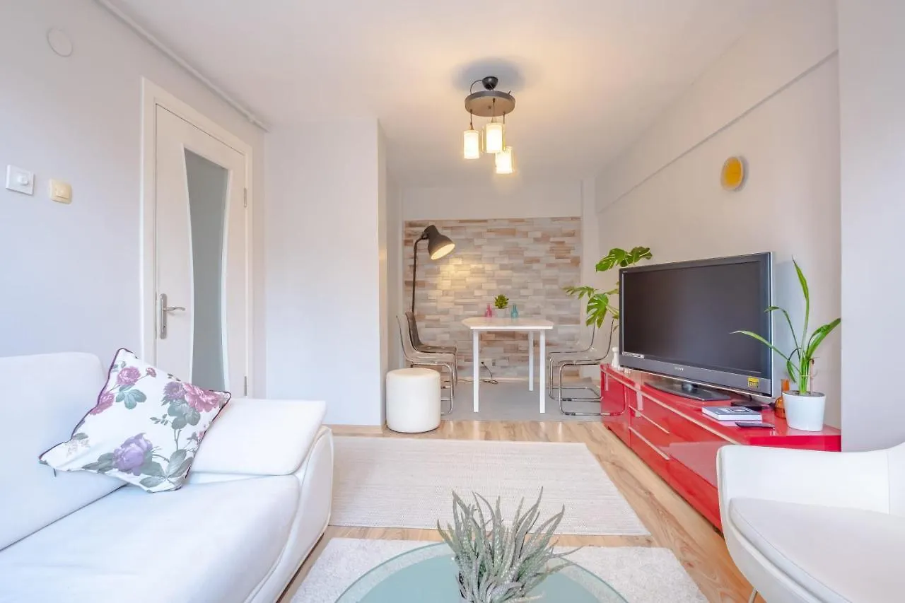 Colorful And Central Flat With Balcony In Kadikoy Istanbul