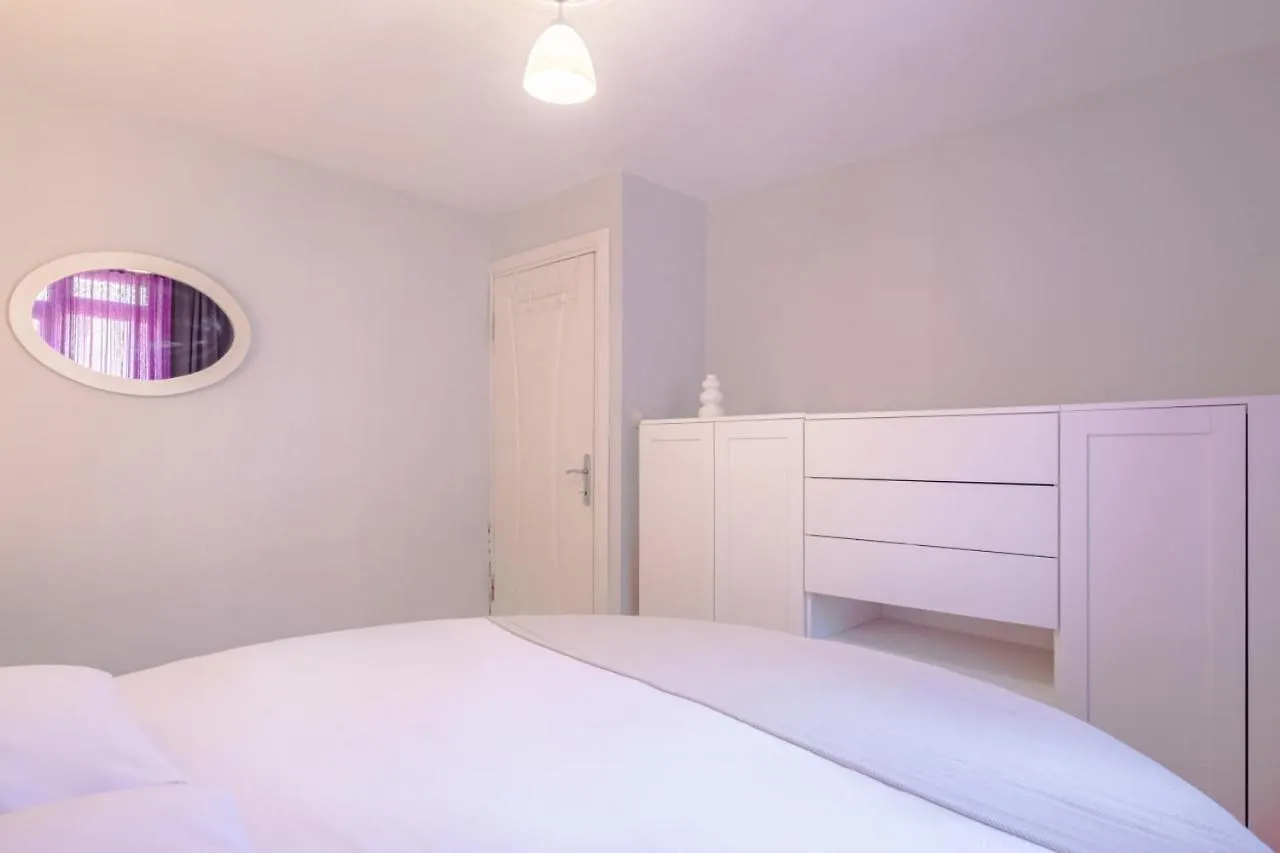 Colorful And Central Flat With Balcony In Kadikoy Istanbul