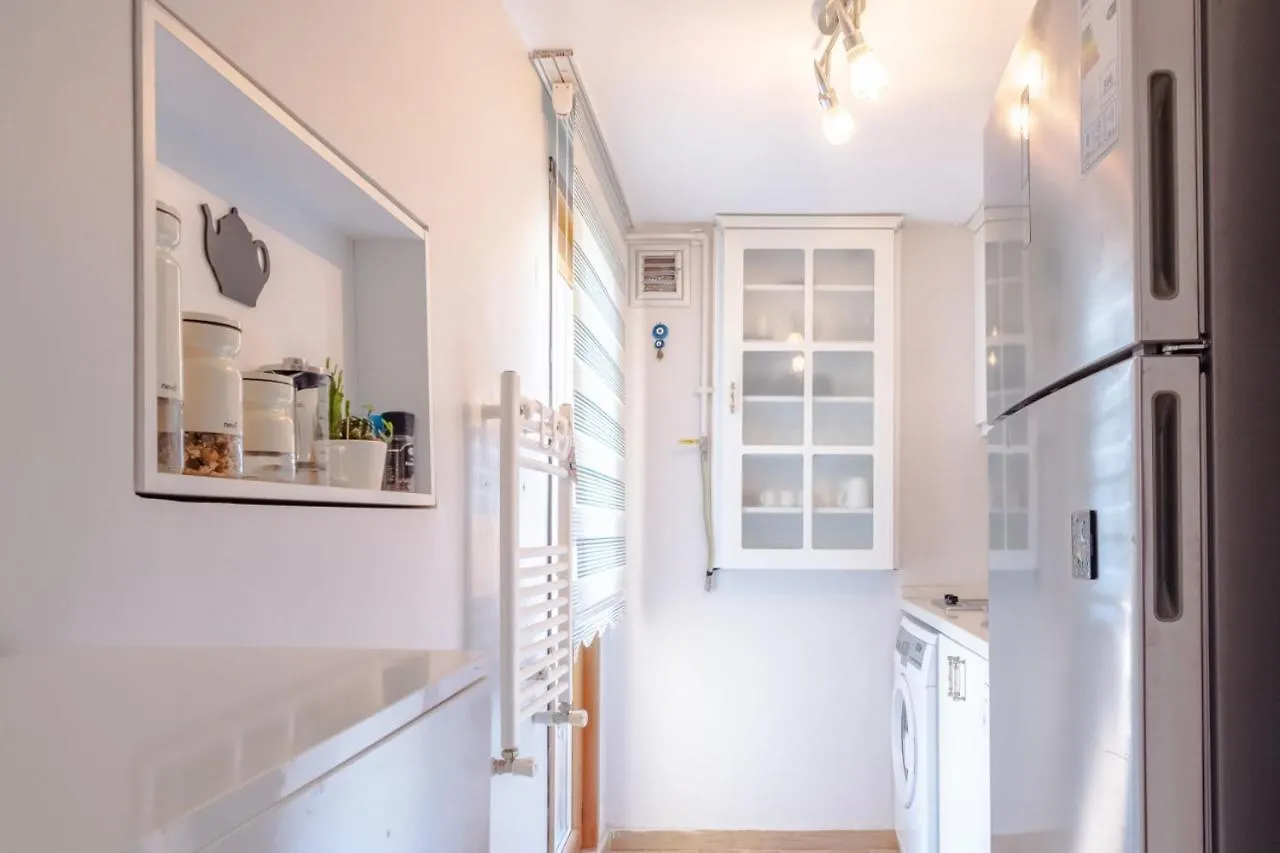 Colorful And Central Flat With Balcony In Kadikoy Istanbul